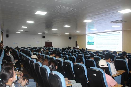 会议室里的人们 中度可信度描述已自动生成